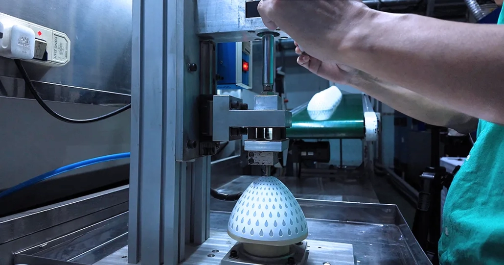 The quality control personnel of the aroma diffuser supplier operate the instruments.